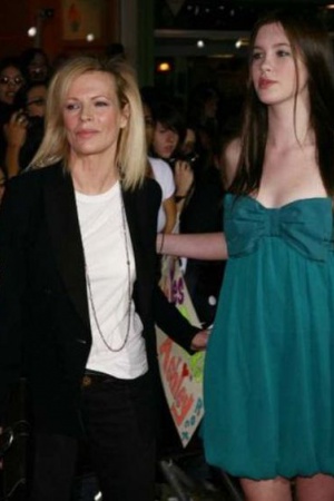 Ким Бессинджер с дочерью, 2009 год