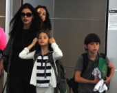 Кэтрин Зета-Джонс с детьми в аэропорту