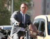 Агент 007 катается на мотоцикле