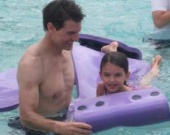 Том Круз с дочкой Сури в аквапарке