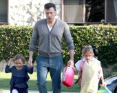Бен Аффлек гуляет с дочками