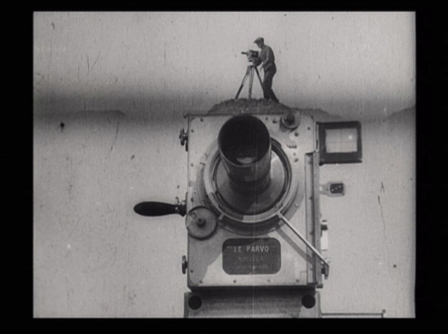 ФИЛЬМ, ОКАЗАВШИЙ САМОЕ БОЛЬШОЕ ВЛИЯНИЕ НА МИРОВОЕ КИНО. "ЧЕЛОВЕК С КИНОАППАРАТОМ". ДЗИГА ВЕРТОВ. Дзига Вертов, может быть, главный изобретатель советского кино. Фильм "Человек с киноаппаратом" — одна из вершин монтажной мысли. Это огромный эксперимент, в котором из массы отснятых не связанных друг с другом сцен на монтажном столе родилось произведение искусства. Фильм называют симфонией монтажа и сравнивают с джойсовским "Улиссом". В "Человеке с киноаппаратом" Вертов отказывается от титров, сценария, декораций и актёров, считая эти элементы не кинематографичными. Он очищает фильм от литературы, живописи и театра, оставляет в своём арсенале исключительно средства съёмки и монтажа. И тем самым создаёт "чистое" кино.