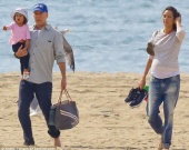 Брюс Уиллис со своей семьей на пляже