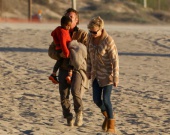 Шарлиз Терон с сыном и Шоном Пенном на пляже Малибу