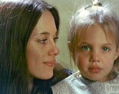 Джоли: "Я смотрю на детей, я чувствую связь со своей мамой"