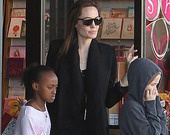 Анджелина Джоли устроила шопинг с детьми