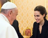 Джоли представила "Несломленного" в Ватикане