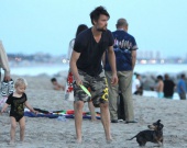 Звезда "Трансформеров" на пляже с сыном