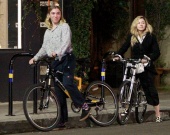 Мадонна на велопрогулке с сыном Рокко