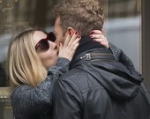 Кріс Мартін і його нова подружка цілувалися посеред Парижа