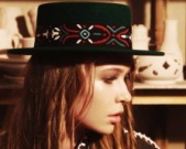 Дочка Віри Брежнєвої приміряла капелюшки з гуцульською вишивкою