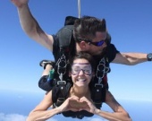 Ніна Добрев захопилася стрибками з парашутом