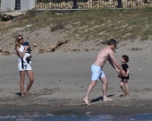 Х'ю Грант на пляжі з дівчиною і дітьми