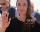 Джоли посетила лагерь сирийских беженцев