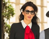 Жена Джорджа Клуни поразила элегантным нарядом