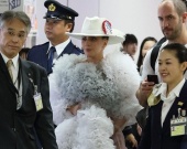 Леди Гага произвела фурор в аэропорту Токио