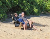Пирс Броснан со своей женой Кили Шэй Смит проводят отпуск на Гавайах