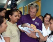 Мел Гибсон посетил детскую больницу в Гватемале