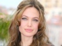 Анджелина Джоли побреет голову в Камбодже
