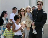 Джоли не пускает своих детей в школу