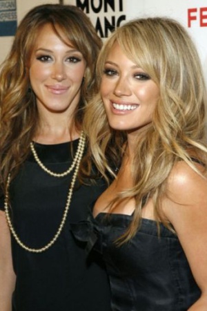 Хейли и Хилари Дафф - лучшие подружки. Даже на свадьбе у Хилари, Хейли была дружкой.