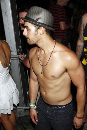 8. Джо Джонас (Joe Jonas), 22 года, певец, музыкант, актер и танцор