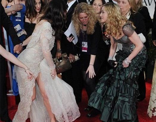 На красной дорожке Каннского кинофестиваля Мадонна наступила на шлейф Джессики Биль.