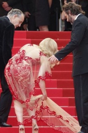 Бойфренд Рэйчел МакАдамс, Майкл Шин, также оказался неуклюжим и наступил своей невесте на платье.