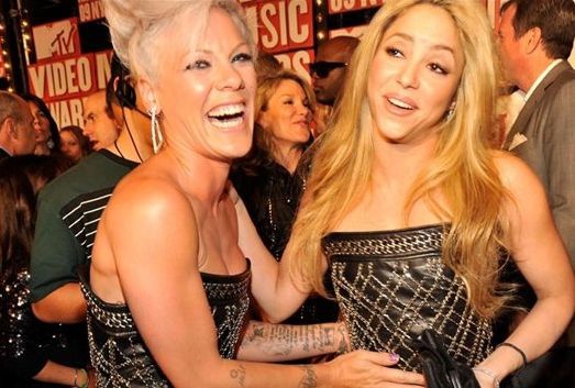 На церемонию вручения премий MTV Шакира и Пинк пришли в одинаковых платьях.