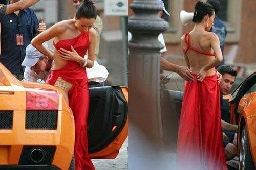 Платье Мэгги Кью порвалось по швам, как только актриса вышла из машины.