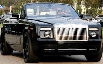 Дэвид Бекхэм (David Beckham) разъезжает за рулем своего Rolls-Royce Phantom Drophead Coupe стоимостью $400 тысяч. Дэвид Бекхэм (David Beckham) разъезжает за рулем своего Rolls-Royce Phantom Drophead Coupe стоимостью $400 тысяч.