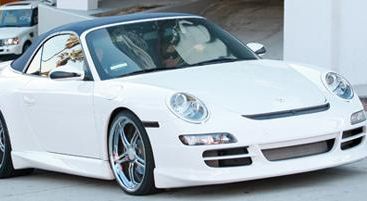 Супруга популярного футболиста, Виктория Бэкхэм (Victoria Beckham), водит белый Porsche 911 Cabriolet. Супруга популярного футболиста, Виктория Бэкхэм (Victoria Beckham), водит белый Porsche 911 Cabriolet.