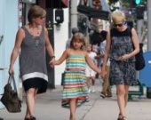 Мишель Уильямс с дочерью Матильдой на прогулке