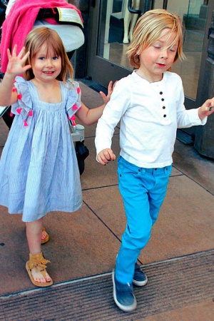 Стелла и Лайам Макдермотт, дети Тори Спеллинг