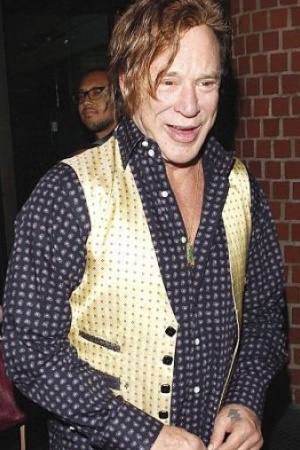 Недавно Микки отпраздновал 60-летие. Очевидно, что к этой круглой дате актер подарил себе новую челку. Она достаточно сильно отличается по цвету, структуре и густоте от остальных волос.