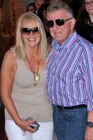 А вот и родители Роберта! Клэр и Ричард Паттинсоны не отметились в киноиндустрии, в отличии от родителей Кристен Стюарт. Мама работала в модельном агентстве, а отец занимался вывозом винтажных автомобилей из США.