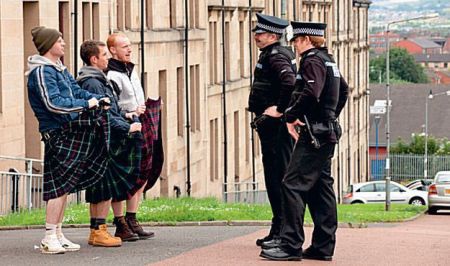 Также на этой недели на больших экранах кинотеатров будут демонстрироваться две комедии — российского и английского производства.  Трагикомедия "Доля ангелов" расскажет нам о Робби, который недавно стал отцом. Впервые взяв ребенка на руки, он клянется все