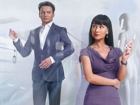 Российская кинокартина "Мужчина с гарантией" более позитивная и романтичная. В фильме засветились популярные актеры отечественной киноиндустрии. В центре сюжета — сотрудник огромного торгового центра, которому придется обучать своему ремеслу новую коллегу