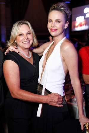 Две красавицы — Шарлиз Терон и её мама Герда.