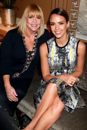 Джессика Альба и её мама Кэтрин тоже потрясающе красивы и, кстати говоря, очень похожи внешне.