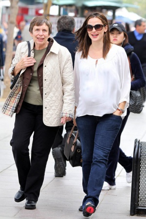 Дженнифер Гарнер на прогулке с мамой Патрисией.