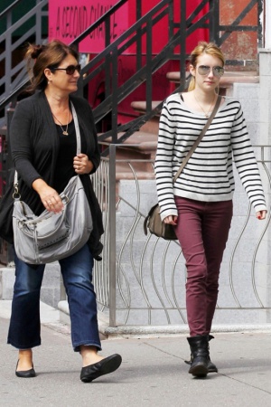 Эмма Робертс — племянница Джулии Робертс — и её мама Келли…