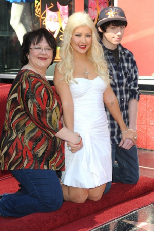 Кристина Агилера получает звезду на Аллее славы в Голливуде в компании мамы Шелли и своего любимого брата.