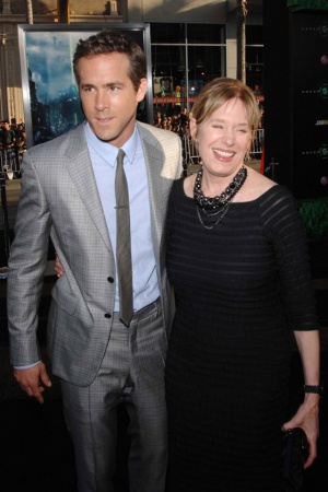 Райан Рейнольдс и его суперулыбчивая мамочка Тамми