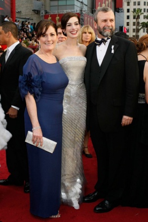 Очаровашка Энн Хэтэуэй с мамой Кэтлин