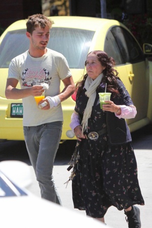 Шайа ЛаБаф на прогулке со своей миниатюрной мамой