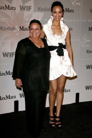 Экзотичная красотка Зои Салдана вся в маму Азалию Назарио