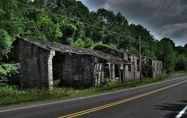 Город перестал существовать юридически, но несколько человек живут в нем до сих пор. На пожар махнули рукой из самого Вашингтона, а отважным туристам в пустом городе часто мерещатся призраки и мутанты. Недаром Централия с ее жуткой историей стала прообраз