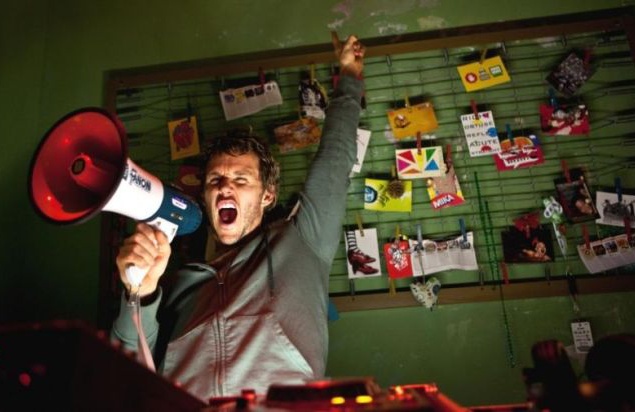 И напоследок — замечательная комедия "Помогите стать отцом" с очаровательным молодым актером Райаном Квантеном в главной роли. Сюжет картины построен вокруг плейбоя, который узнает, что у него остался один месяц до того, как он станет бесплодным. И наш ге