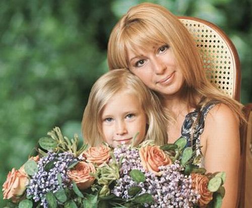 Алена Апина. Алена Апина никогда не скрывала, что ее единственную и желанную дочку Ксюшу, которая родилась в 2001 году, выносила суррогатная мать. Десять лет известная певица лечилась от бесплодия, беременела, но выносить ребенка не могла. "Я не один м Алена Апина. Алена Апина никогда не скрывала, что ее единственную и желанную дочку Ксюшу, которая родилась в 2001 году, выносила суррогатная мать. Десять лет известная певица лечилась от бесплодия, беременела, но выносить ребенка не могла. "Я не один м